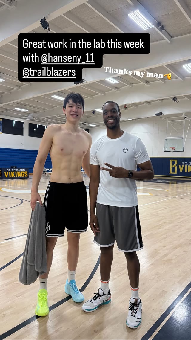 杨瀚森社媒晒照:休赛期加练,六块腹肌显露 杨瀚森社媒晒照:休赛期加练,六块腹肌显露