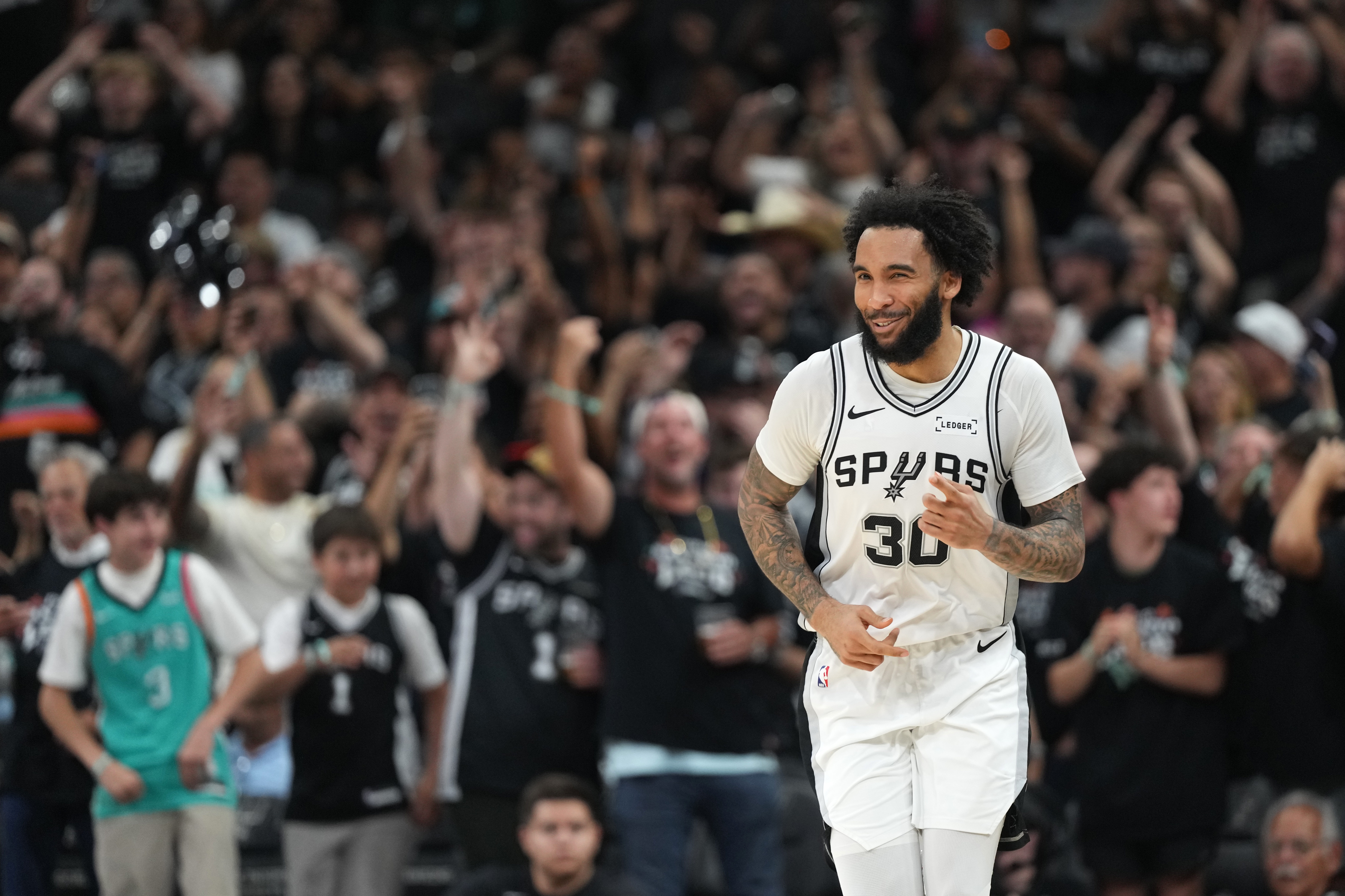 尚帕尼西决抢七单节11分,76人2023年为扣篮赛裁他成背景板 尚帕尼西决抢七单节11分,76人2023年为扣篮赛裁他成背景板