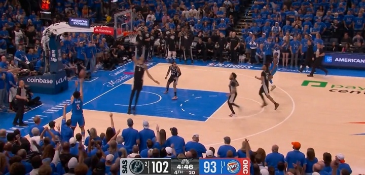 文班亚马60英尺回追封盖三分 极限防守定义禁区威慑