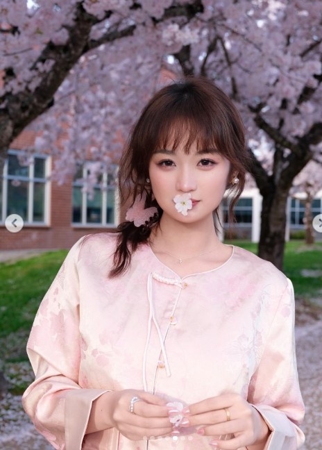 杨瀚森21岁生日：开拓者官方发文 女友INS转发
