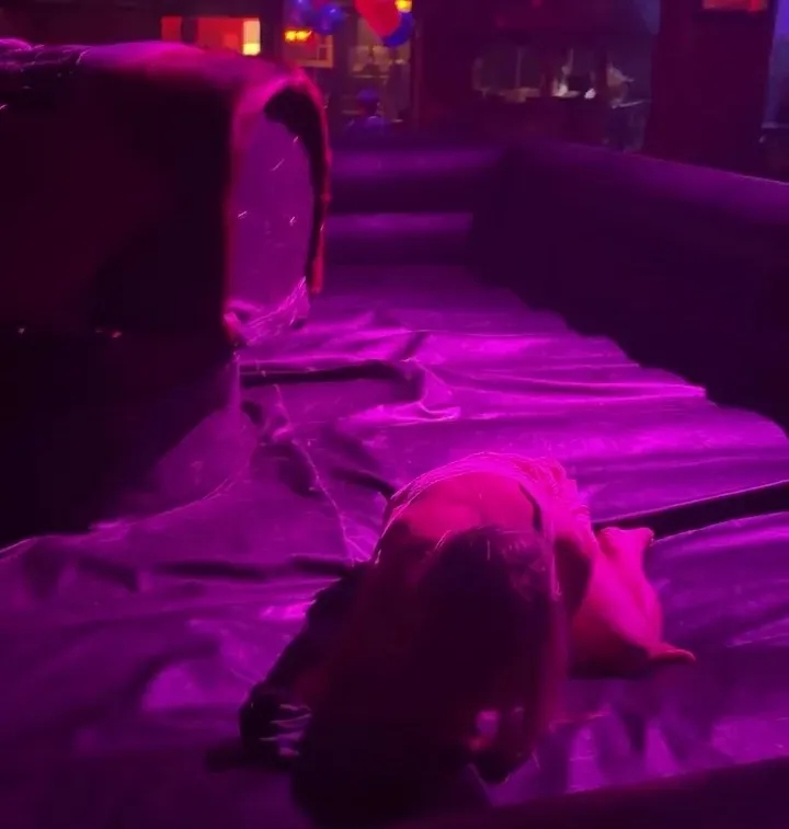 林德洛夫妻子达拉斯夜店骑机械牛 丈夫备战日本