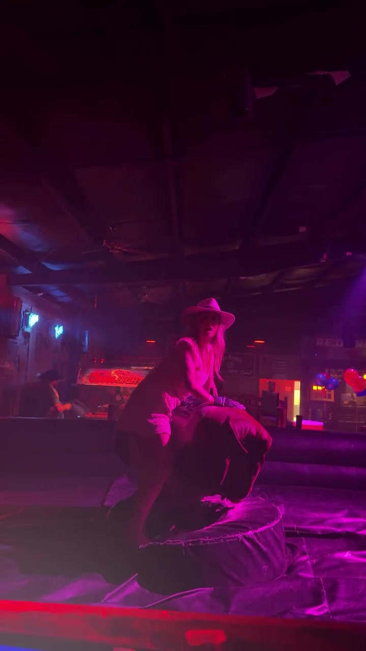 林德洛夫妻子达拉斯夜店骑机械牛 丈夫备战日本