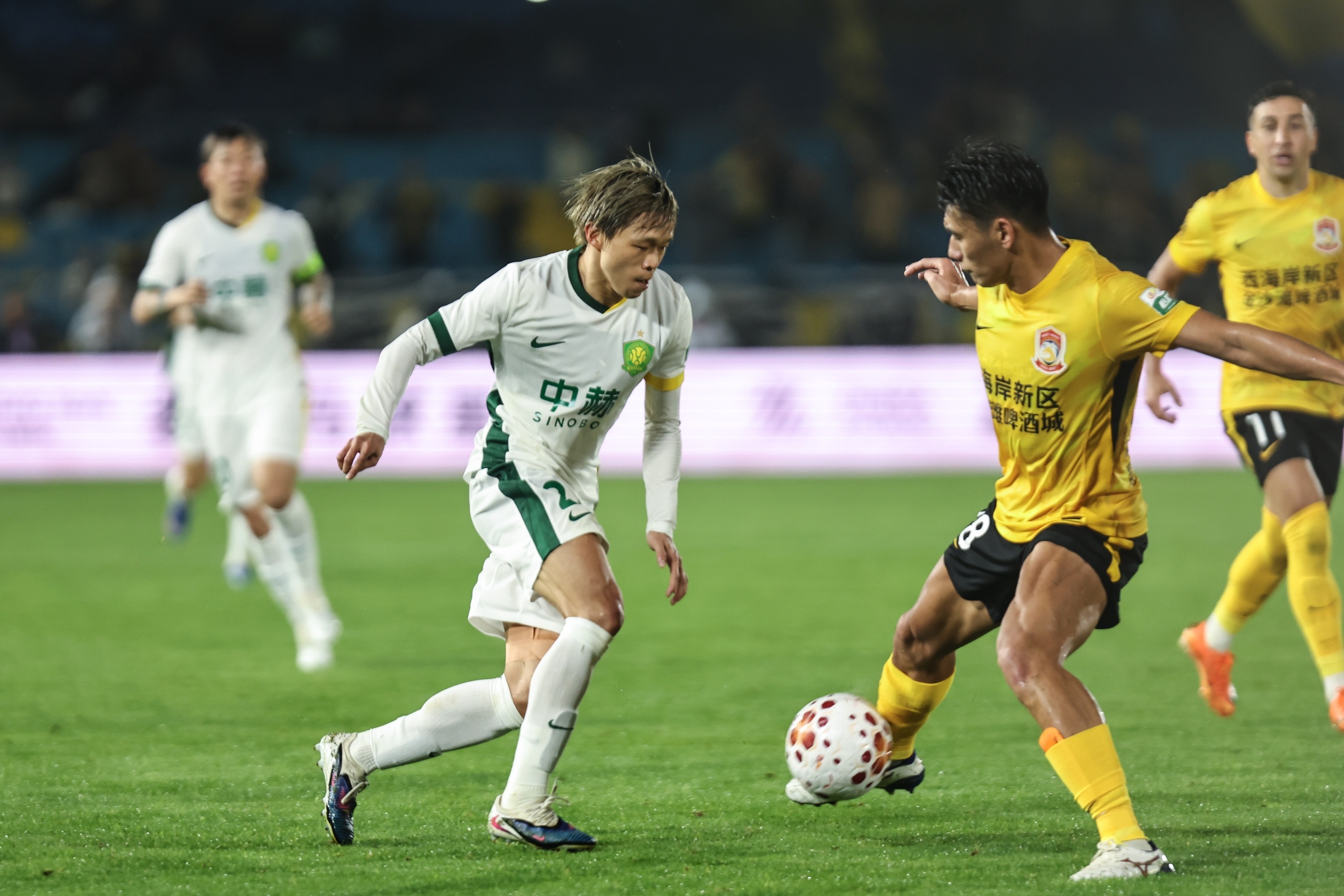 13轮不败 青岛西海岸主场2-1力克海港升至第五 13轮不败 青岛西海岸主场2-1力克海港升至第五