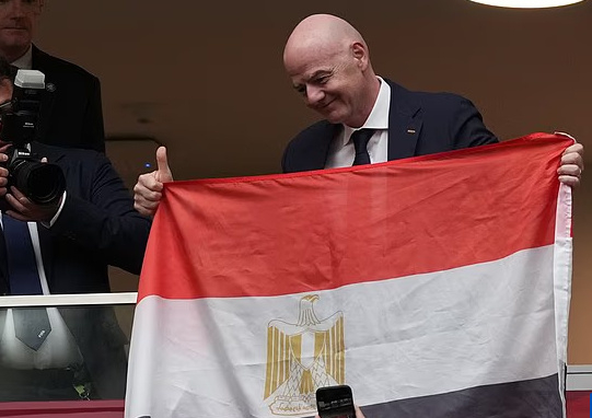 VAR双重标准与红牌特赦：FIFA为强队护航的底层逻辑