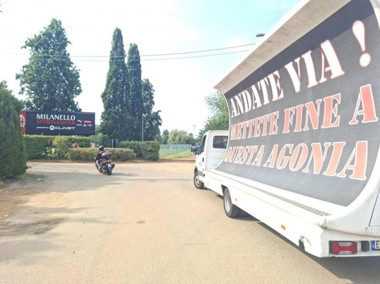 南看台开抗议卡车驶过米兰内洛 红鸟遭死忠球迷集体抵制 南看台开抗议卡车驶过米兰内洛 红鸟遭死忠球迷集体抵制