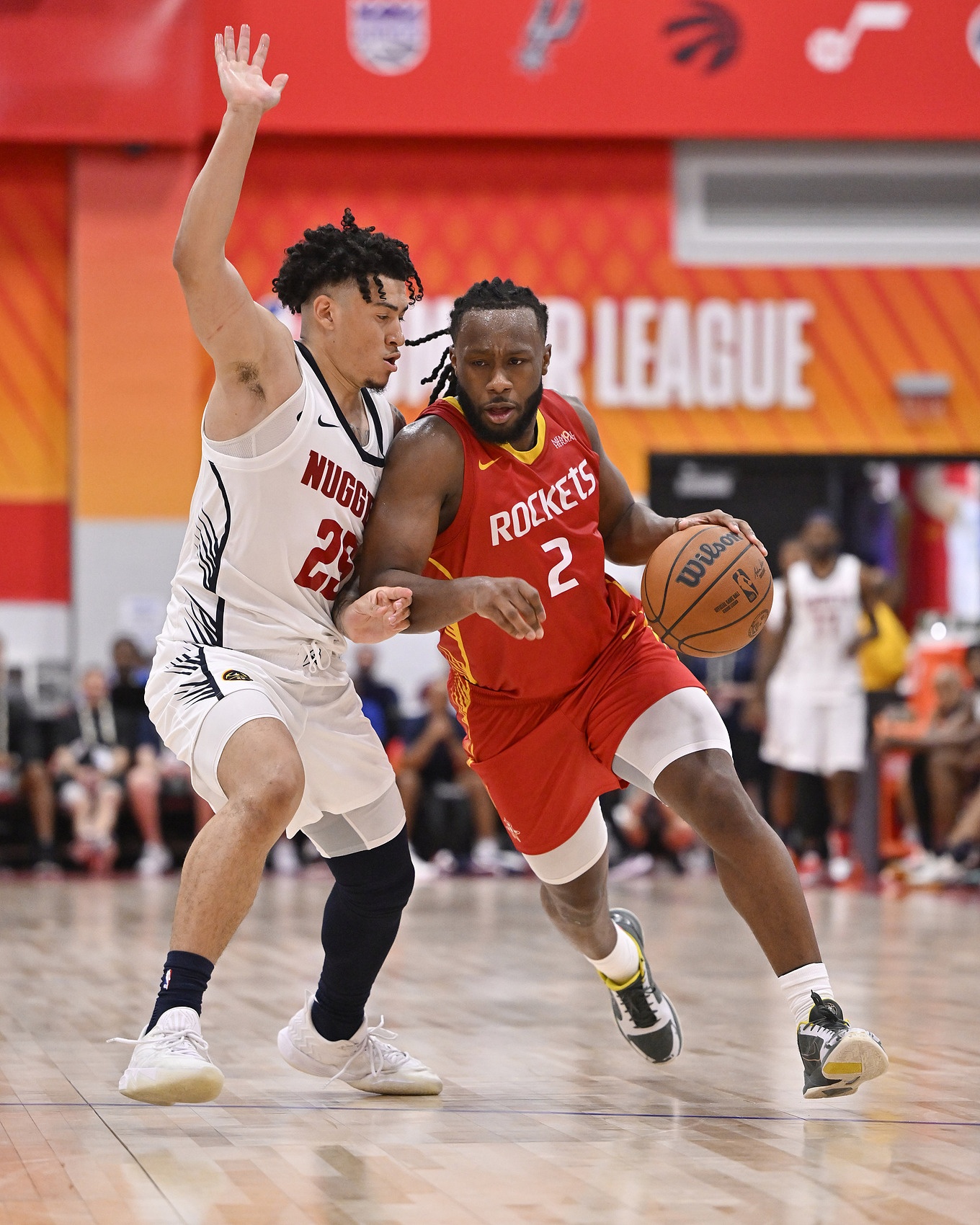 1.88米硬抗2.13米中锋:31号秀桑顿防守对抗获火箭自媒体盛赞 1.88米硬抗2.13米中锋:31号秀桑顿防守对抗获火箭自媒体盛赞