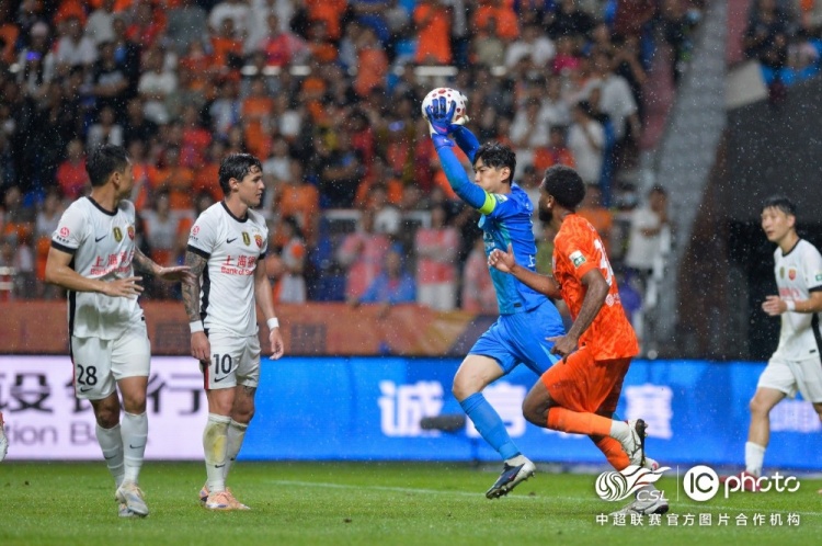 VAR两度介入无效 海港客场2-2遭云南玉昆逼平