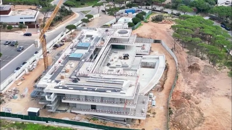 C罗携家入住3500万欧卡斯凯什豪宅，保龄球道启用仪式举行