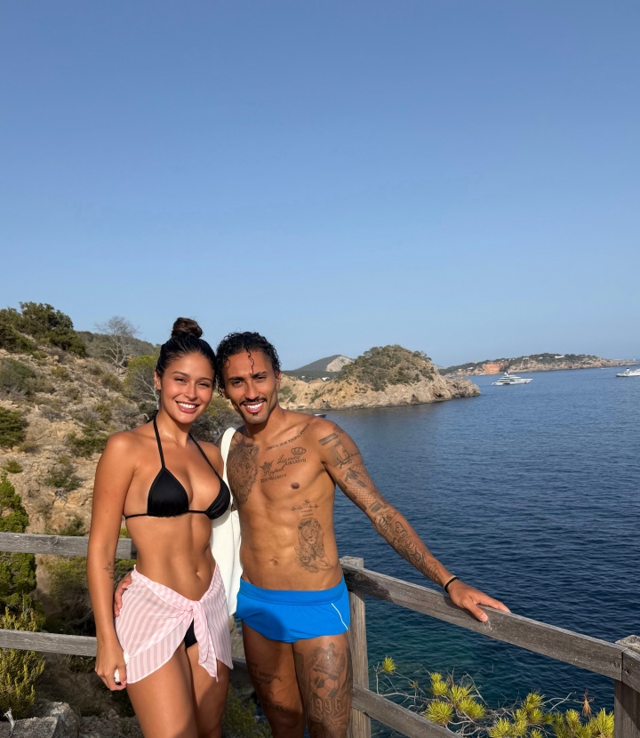 佩德里看台吻女友,克洛普穆勒胡梅尔斯重聚,世界杯后球星假期动态一览 佩德里看台吻女友,克洛普穆勒胡梅尔斯重聚,世界杯后球星假期动态一览