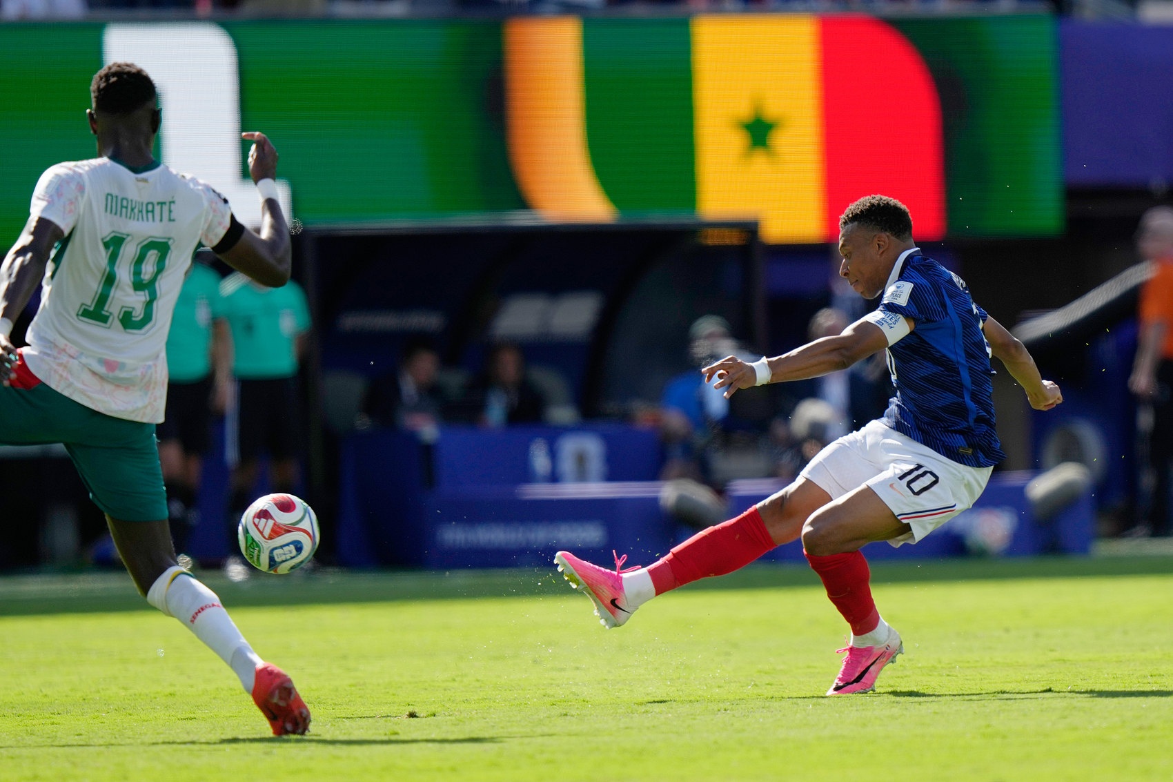 FIFA官方公布世界杯最佳进球12候选：费兰决赛绝杀领衔，梅西姆巴佩在列
