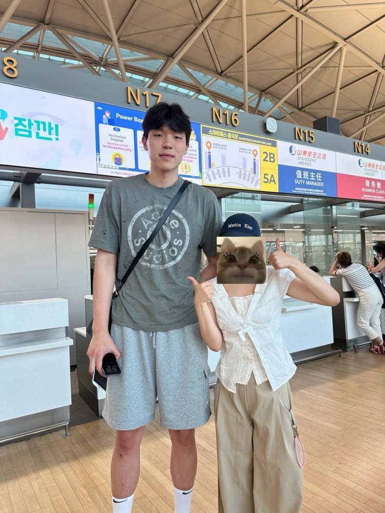杨瀚森回国偶遇淄博博主 当事人:性格很nice 杨瀚森回国偶遇淄博博主 当事人:性格很nice
