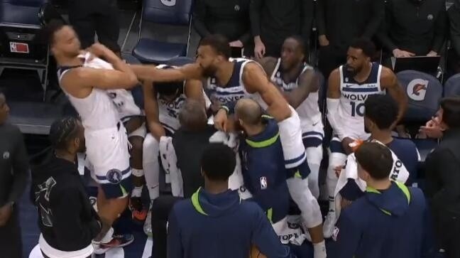 赌城拳影:阿德巴约击打希罗面部 盘点NBA队友反目恩怨史 赌城拳影:阿德巴约击打希罗面部 盘点NBA队友反目恩怨史