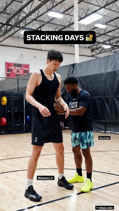 杨瀚森夏联后特训启动,搭档助教韦德詹姆斯的训练师