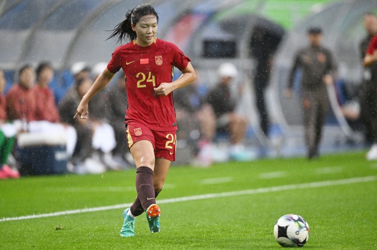 中国U20女足冒雨拉体能 王爱芳谢宗梅大概率缺席世界杯