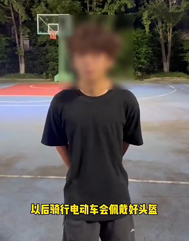 两少年骑电动车追乔治被长沙交警约谈 公开道歉承诺安全驾驶 两少年骑电动车追乔治被长沙交警约谈 公开道歉承诺安全驾驶