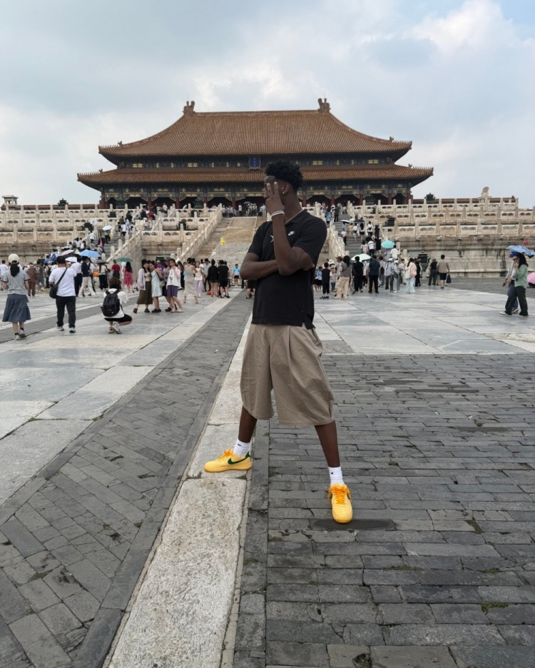 迪班萨晒中国行照片:到了中国让我看得更清楚了一些 迪班萨晒中国行照片:到了中国让我看得更清楚了一些