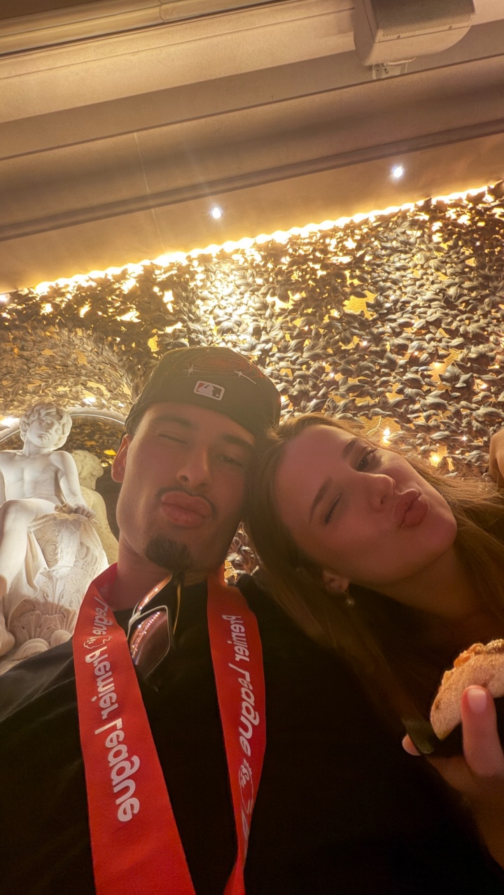 马丁内利未婚妻社媒晒照庆祝阿森纳英超夺冠