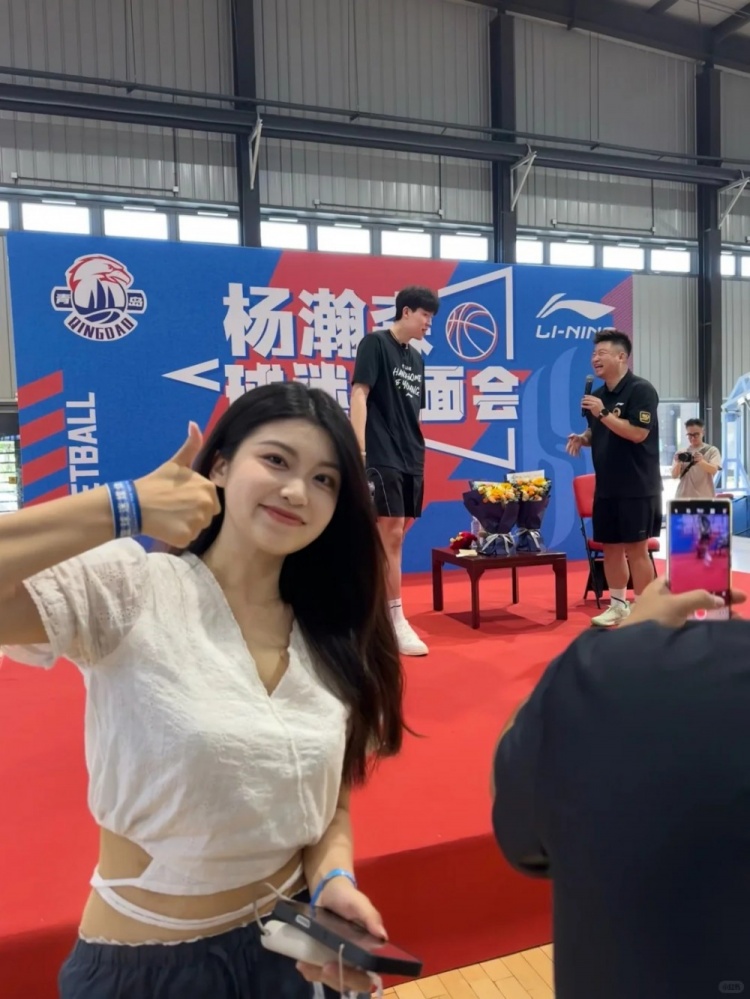 杨瀚森2米18机场被认出 淄博博主晒合影称老乡人nice 杨瀚森2米18机场被认出 淄博博主晒合影称老乡人nice