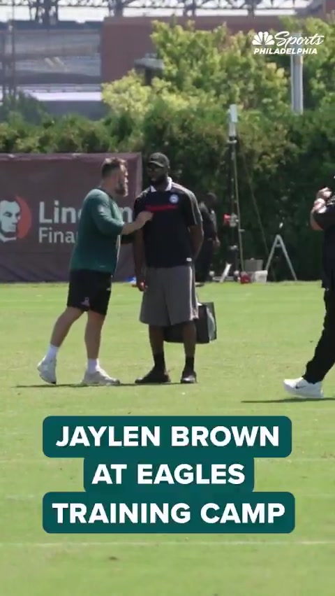 杰伦·布朗探营NFL费城老鹰 跨界联动不停歇