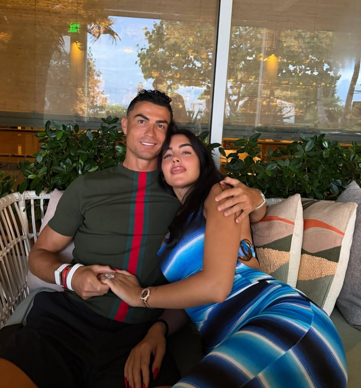 C罗婚礼再遭辟谣，姐姐与好友否认8月8日马德拉婚礼