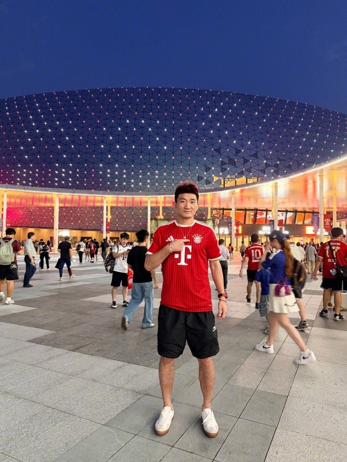 孙铭徽穿莱默尔特别版球衣现身拜仁季前赛 孙铭徽穿莱默尔特别版球衣现身拜仁季前赛