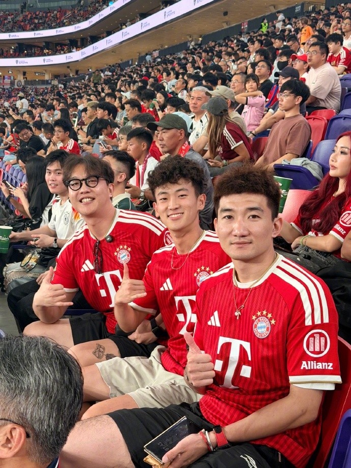 孙铭徽穿莱默尔特别版球衣现身拜仁季前赛 孙铭徽穿莱默尔特别版球衣现身拜仁季前赛
