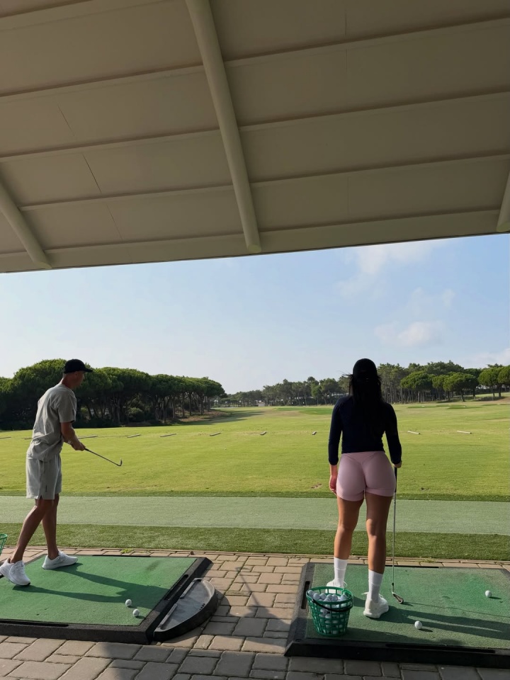 里沙利松妻子泳装秀 马丁内利完婚 加维染粉发