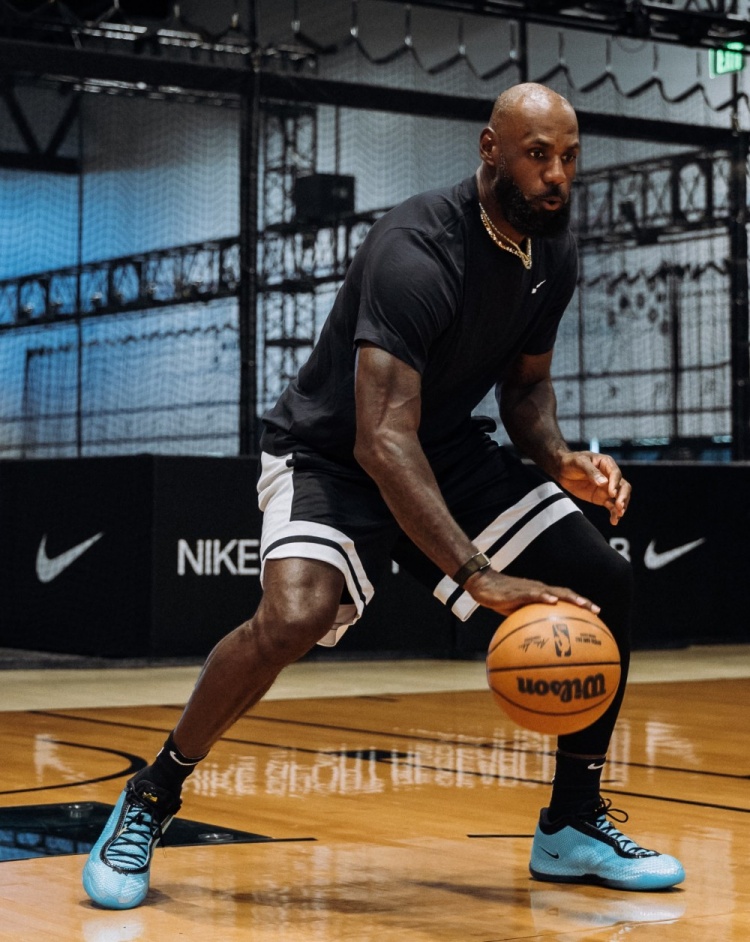 詹姆斯晒LeBron 24训练照:训练永不停歇,最轻正代战靴在路上 詹姆斯晒LeBron 24训练照:训练永不停歇,最轻正代战靴在路上