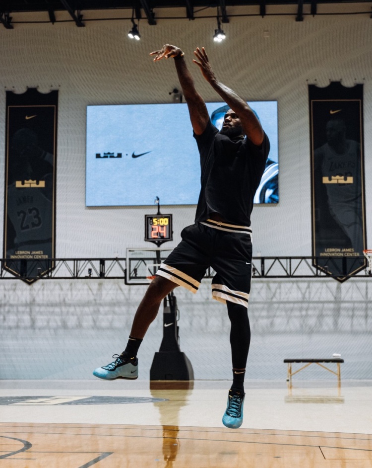 詹姆斯晒LeBron 24训练照:训练永不停歇,最轻正代战靴在路上 詹姆斯晒LeBron 24训练照:训练永不停歇,最轻正代战靴在路上