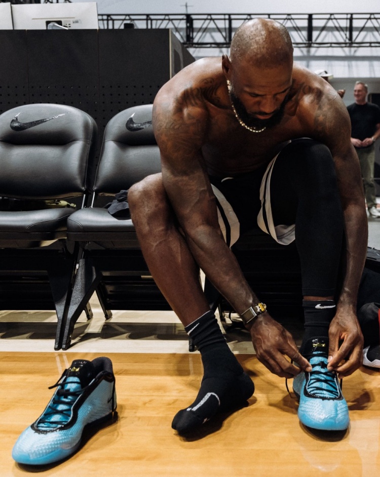詹姆斯晒LeBron 24上脚训练照:史上最轻正代已量产