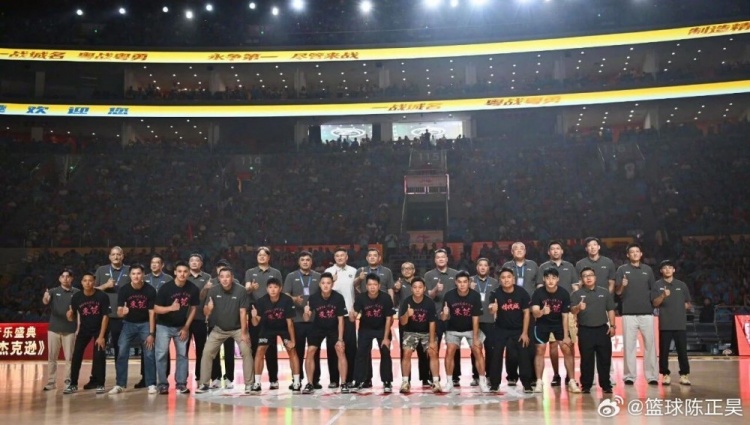 东莞108-73深圳夺粤BA总冠军 解说晒名宿+徐杰合影