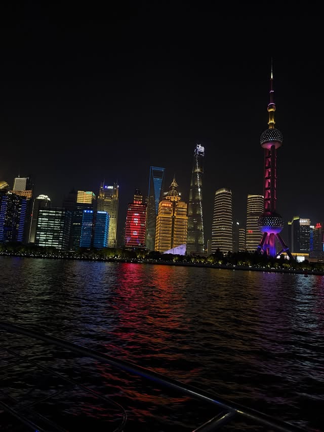 乔治妻子社媒晒中国行照片：上海48小时影像记录