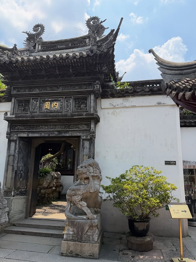 乔治妻子社媒晒中国行照片：上海48小时影像记录