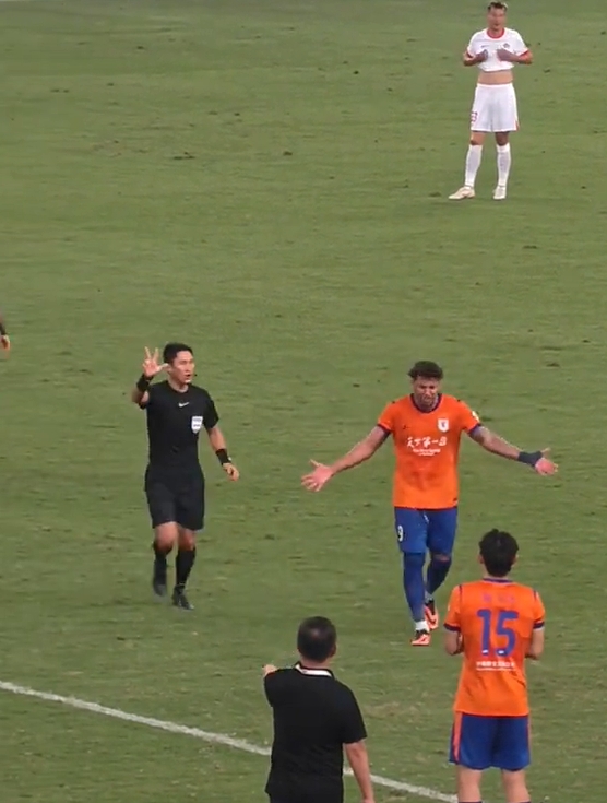 马宁对克雷桑5秒离场倒计时 泰山3-1青岛海牛补时现争议
