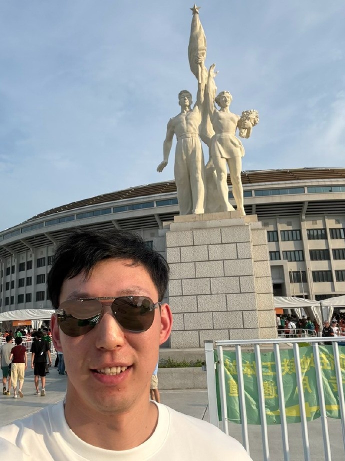 周琦现身工体观战京鲁大战:三里屯国安打卡
