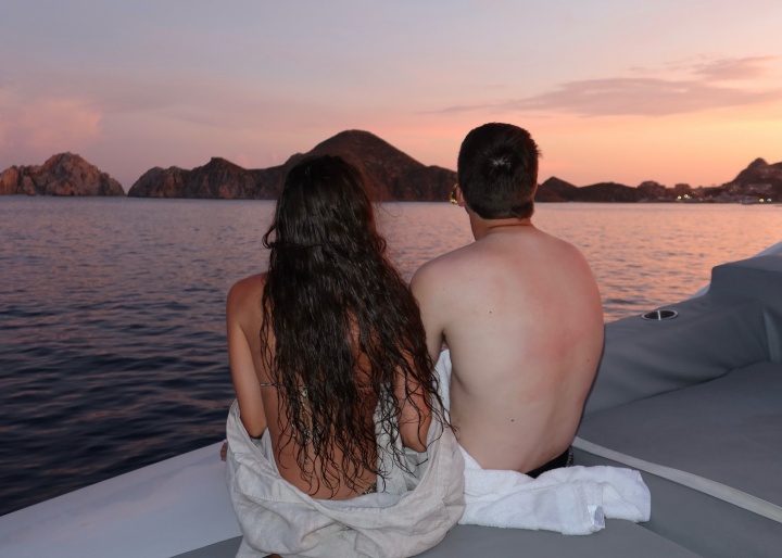 恋爱10年的青梅竹马!里夫斯女友晒度假照:游艇上甜蜜沐浴夕阳 恋爱10年的青梅竹马!里夫斯女友晒度假照:游艇上甜蜜沐浴夕阳