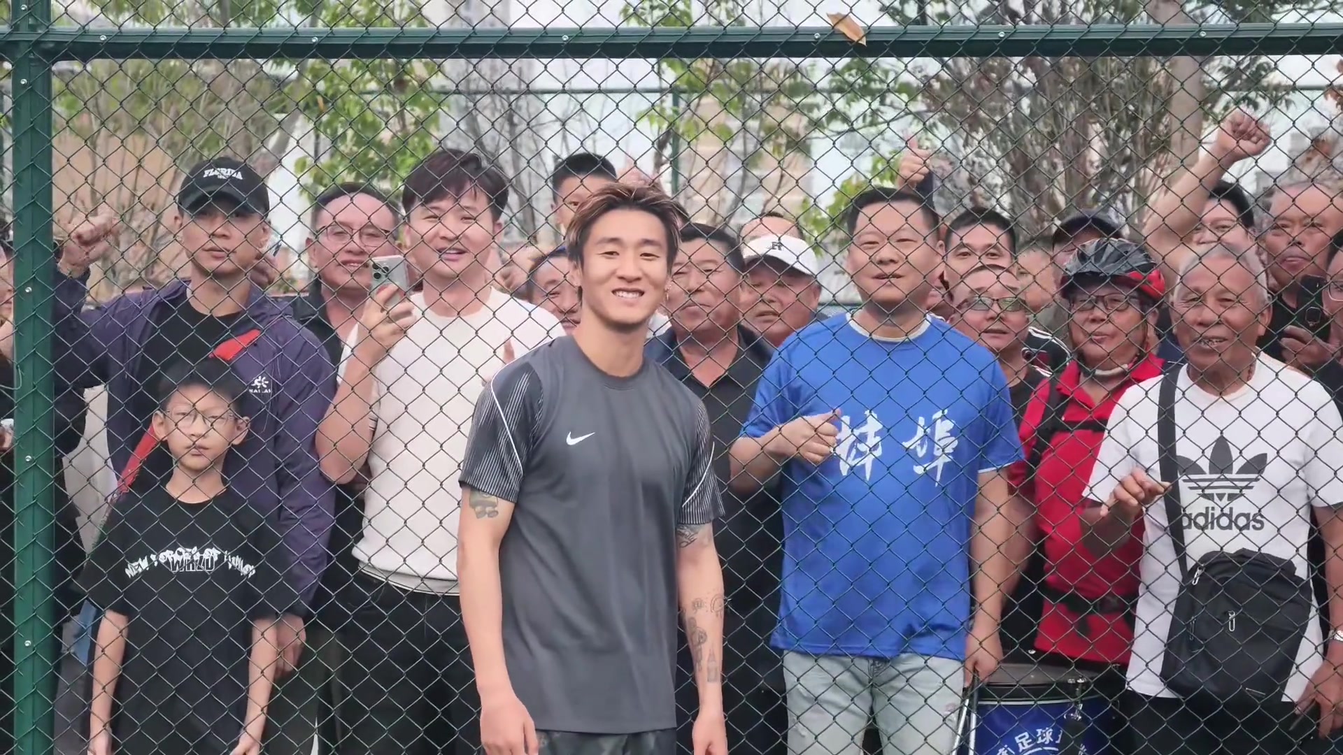 为家乡加油！韦世豪来到徽青赛现场，与球迷合影并为蚌埠队助威