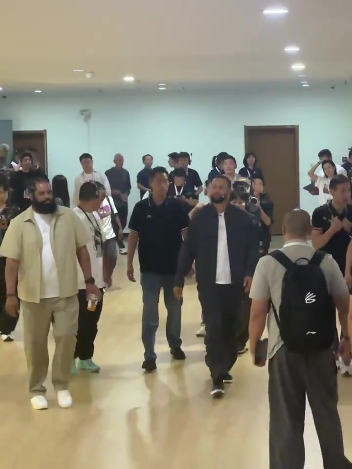 库里来到清华附中 热情粉丝：Long Time No See