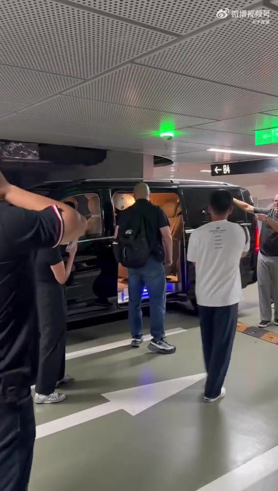 依旧宠粉！库里在酒店地下车库为有序排队的球迷挨个签名