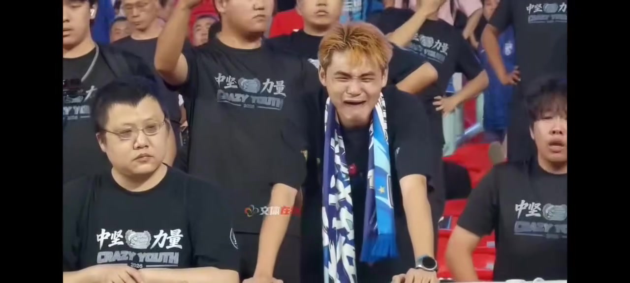 武汉三镇1-1遭河南绝平赛后，三镇球迷在看台上伤心落泪