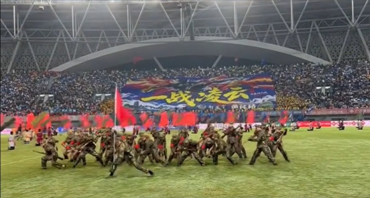 苏超:泰州队“抢8”生死战,球迷打出“一战凌云”Tifo激励球队