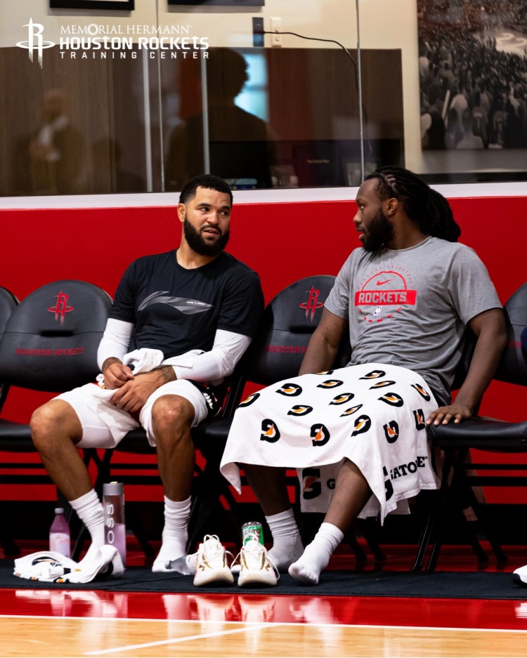 以老带新！范弗里特队内训练指导今年次轮状元桑顿！