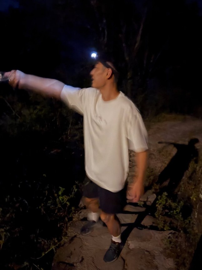 这是哪里呀?武磊晒休假照,夜爬+看日出 这是哪里呀?武磊晒休假照,夜爬+看日出