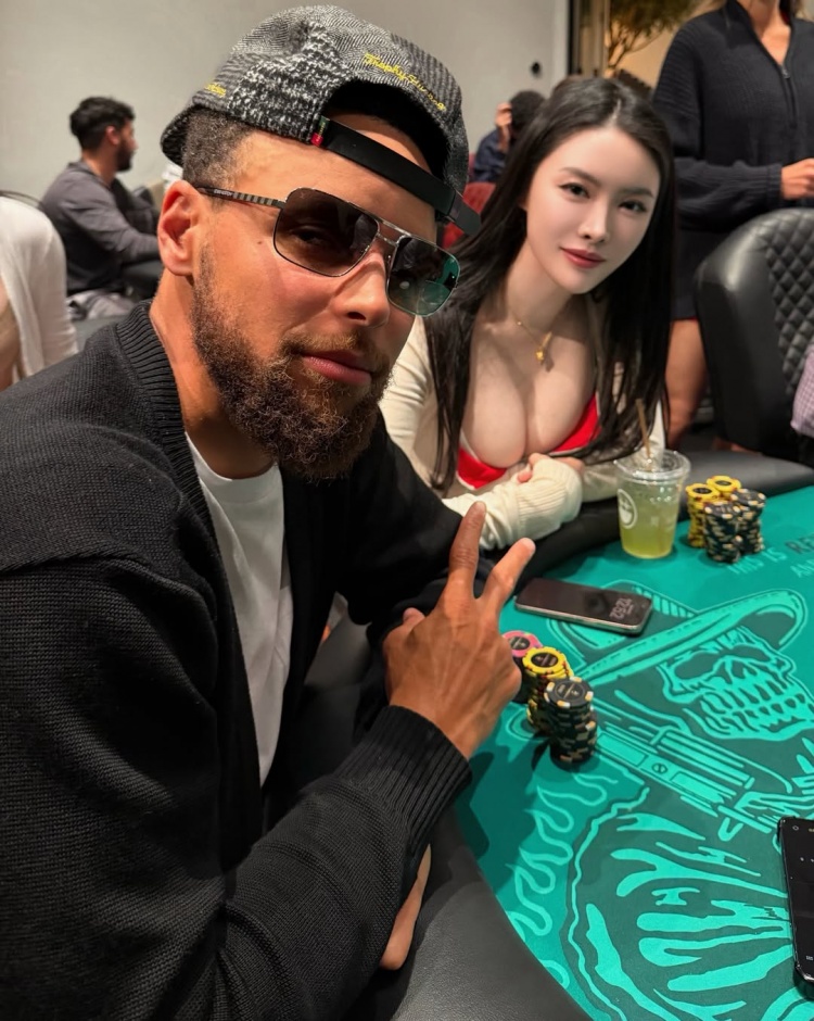 又一次同框了!美女牌手All In姐晒与库里牌桌前同框合照