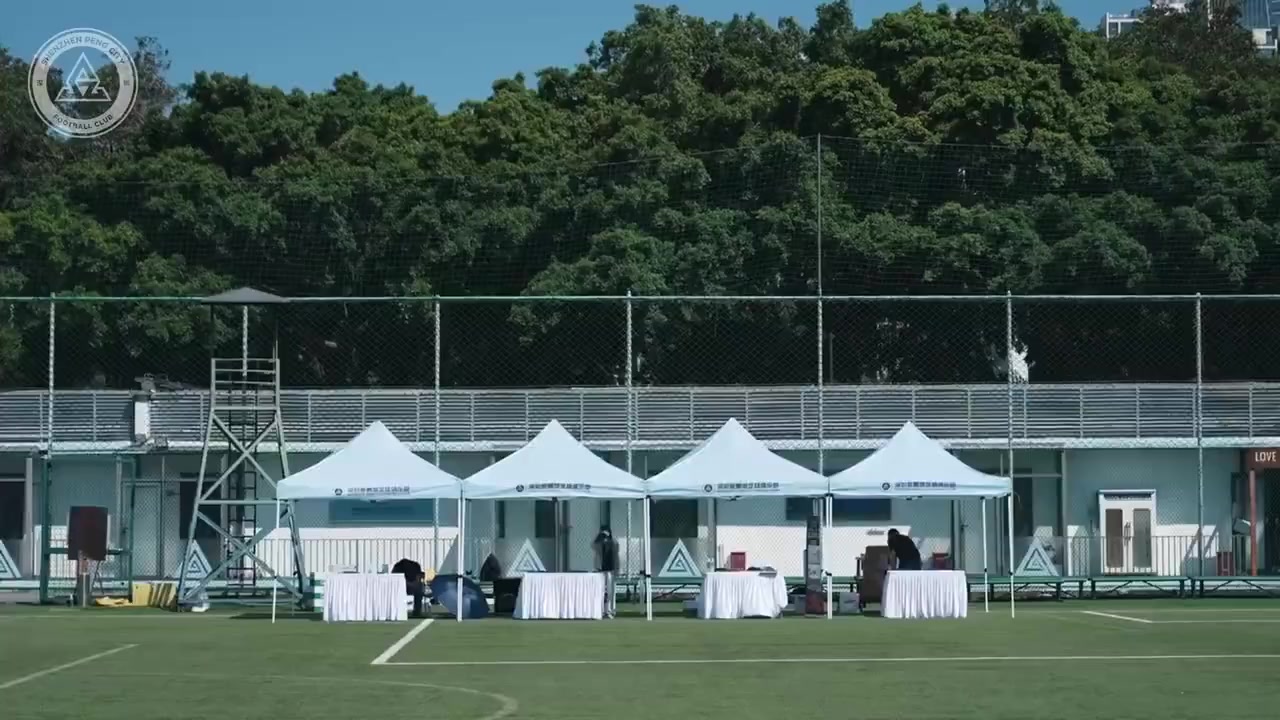 高温预警下的开放日:数百球迷涌训练场 签名合影互动超预期